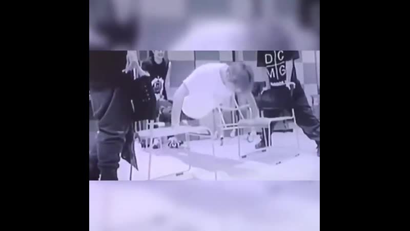 Отжимается