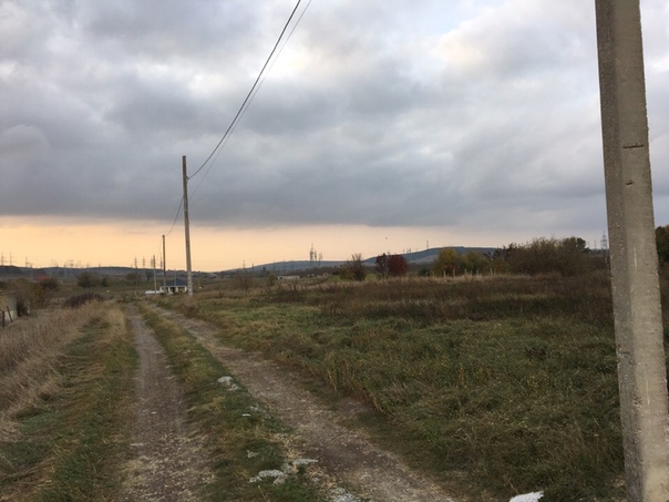 Фото: Продаются 2 ровных участка 917.00 кв м каждый, в Денисовке.<br>от Симферополя 10 км, до Алушты 50 км) . <br>Центр водопровод, электричество. В селе построена новая ТЭС , благодаря чему будут развивать село. Незатопляемые участки , удачно расположены на первой линии, закрытые, нет ветра. Улицы освещены. Соседи живут, строятся. Речка протекает рядом, хвойный лес , прекрасный лечебный воздух. Школа, дет.сад, магазины. Ходит автобус каждые пол часа в Симферополь. В селе так же страусинная ферма, база отдыха. Российские документы. Готовы к продаже.