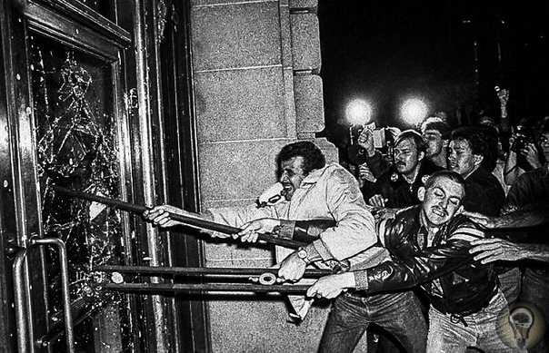 Бунт отмщения за Харви Милка, 1979 год. В Сан-Франциско, когда судья признал убийство первого открытого гомосексуалиста Харви Милка политиком Дэном Уайтом непредумышленным, приговорив его всего