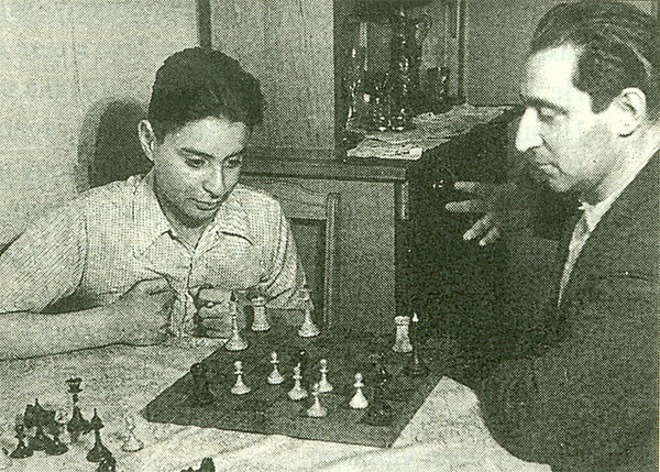 Отец и сын Смеховы играют в шахматы, 1953 г