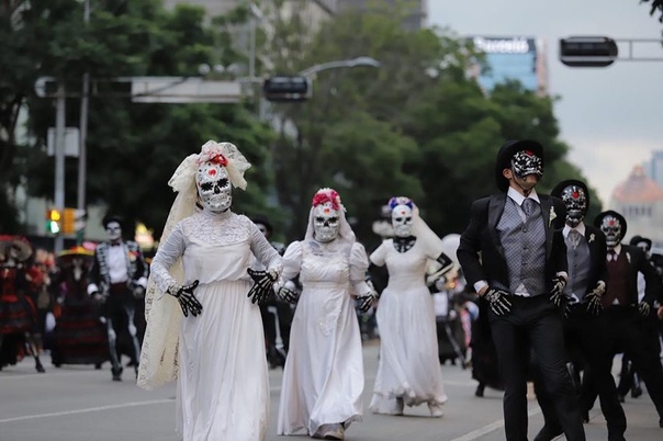 День мертвых в Мексике: как празднуют Dia de los Muertos В преддверии торжества в Мексике прошел парад «День мертвых» — в этом году он посвящен мигрантам, которые погибли при путешествии в