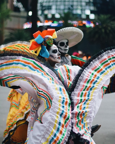 День мертвых в Мексике: как празднуют Dia de los Muertos В преддверии торжества в Мексике прошел парад «День мертвых» — в этом году он посвящен мигрантам, которые погибли при путешествии в