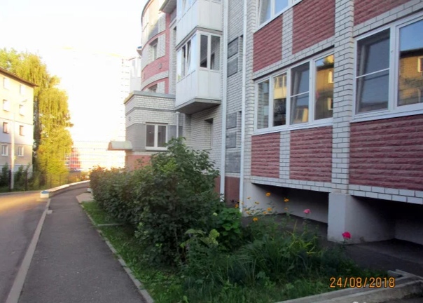 Фото: Двухкомнатная квартира в новом элитном доме переменной этажностью 5-6-7 с лифтом и подземной парковкой на ул. Ньютона 26А. Материал наружных стен - кирпич. Застройщик ООО