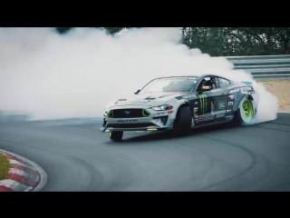 Опасный дрифт на Ford Mustang