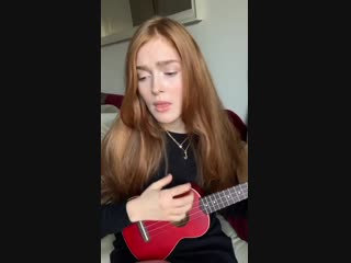 Jia Lissa играет на укулеле