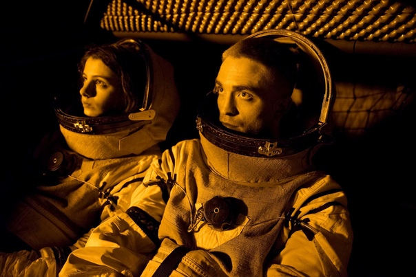 Роберт Паттинсон на кадрах из sci-fi драмы «Высшее общество» Появилась порция свежих кадров из научно-фантастической драмы «Высшее общество» от режиссёра Клер Дени («Хорошая работа»). В каст