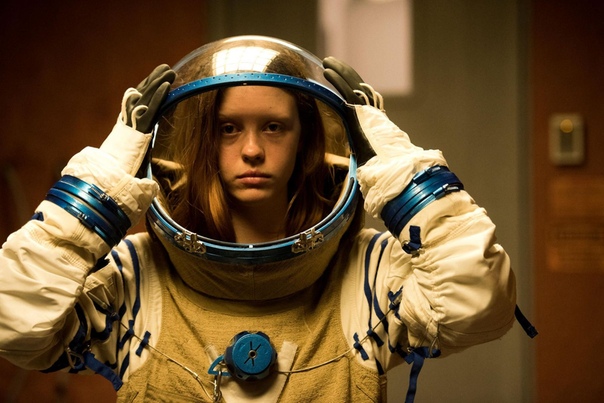 Роберт Паттинсон на кадрах из sci-fi драмы «Высшее общество» Появилась порция свежих кадров из научно-фантастической драмы «Высшее общество» от режиссёра Клер Дени («Хорошая работа»). В каст