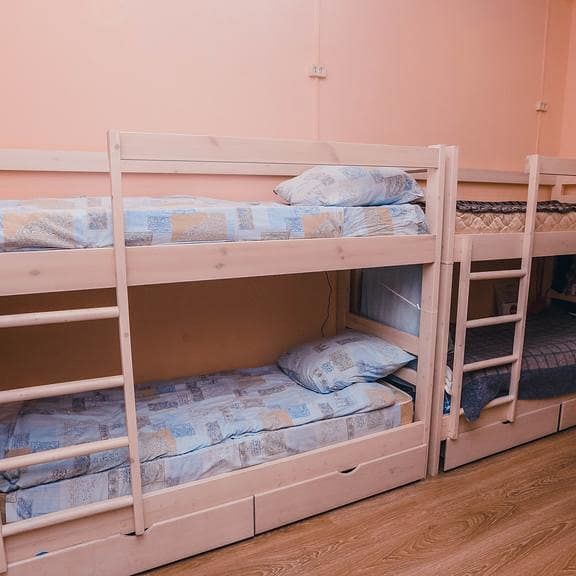 Хостел Вавилон 15 от 450 рублей<br>Хостел «Вавилон 15» расположен в Москве, в 2,3 км от стадиона «Лужники», в 3,4 км от парка Горького и в 5 км от храма Христа Спасителя.<br><br>На территории хостела обустроена детская игровая площадка.<br><br>В 5 км от хостела «Вавилон 15» находится улица Арбат.<br><br>Академический — отличный выбор, если вам интересны художественные музеи, парки и история.<br><br>Парам особенно нравится расположение — они оценили проживание в этом районе для поездки вдвоем на 8,5.<br><br>Мы говорим на вашем языке<br><br>К услугам гостей: <br>- постельное бельё <br>- спутниковое TV <br>- полотенца <br>- Wi-Fi <br>- ежедневная уборка <br>- стиральная машина <br>- кухня со всей необходимой бытовой техникой <br>- просторная гостиная с телевизором <br>- администратор (круглосуточно) <br>- домашняя и уютная атмосфера <br>-режим тишины после 23:00 <br>Наш номер 89637840202 - фото Фото: Хостел Вавилон 15 от 450 рублей<br>Хостел «Вавилон 15» расположен в Москве, в 2,3 км от стадиона «Лужники», в 3,4 км от парка Горького и в 5 км от храма Христа Спасителя.<br><br>На территории хостела обустроена детская игровая площадка.<br><br>В 5 км от хостела «Вавилон 15» находится улица Арбат.<br><br>Академический — отличный выбор, если вам интересны художественные музеи, парки и история.<br><br>Парам особенно нравится расположение — они оценили проживание в этом районе для поездки вдвоем на 8,5.<br><br>Мы говорим на вашем языке<br><br>К услугам гостей: <br>- постельное бельё <br>- спутниковое TV <br>- полотенца <br>- Wi-Fi <br>- ежедневная уборка <br>- стиральная машина <br>- кухня со всей необходимой бытовой техникой <br>- просторная гостиная с телевизором <br>- администратор (круглосуточно) <br>- домашняя и уютная атмосфера <br>-режим тишины после 23:00 <br>Наш номер 89637840202
