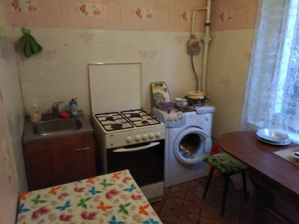 Фото: Добрый день!<br>Сдается изолированная комната от собственника (в двухкомнатной квартире. 10 м, на двери замок). От метро Царицыно (1,4 км) 15 минут пешком. Комната меблирована: одно спальное место, шкаф. Пластиковое окно, без балкона, первый этаж.<br>На кухне: плита, отдельный холодильник, микроволновка, стиральная машина.<br>В соседней комнате проживает пожилая женщина. Приятная, неконфликтная. Она из комнаты она не выходит. Два раза в день к ней приходят близкие или соц.работник.<br><br>Ищу: аккуратную женщину или девушку.<br><br>Оплата: 14000 руб + коммуналка (приблизительно 2500р)<br>Небольшой залог.<br>Все вопросы готова обсудить в ЛС.