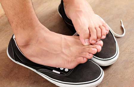 Запах ног может быть вызван чрезмерным потоотделением.
