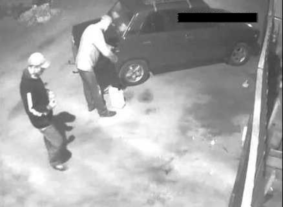 Трое молодых парней по ночам сливали бензин из автомобилей в Зеленчукской