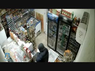 В Минводах храбрая продавщица пошла с шваброй наперевес на вооружённого грабителя