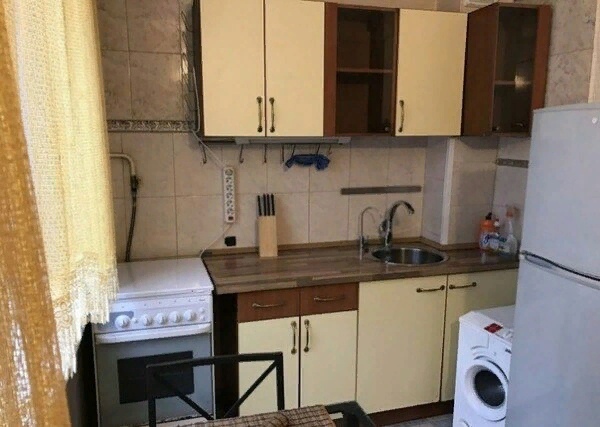 Юго-западная (8 минут) <br>• улица 26 Бакинских Комиссаров, 3к3 <br>• +79925013191 <br>Срочно сдам однокомнатную квартиру на длительный срок. Квартира в очень хорошем состоянии, вся бытовая техника имеется. 7 минут пешком до метро Юго-западная.Оплата 22000 рублей в месяц. Залог обговаривается индивидуально - фото Фото: Юго-западная (8 минут) <br>• улица 26 Бакинских Комиссаров, 3к3 <br>• +79925013191 <br>Срочно сдам однокомнатную квартиру на длительный срок. Квартира в очень хорошем состоянии, вся бытовая техника имеется. 7 минут пешком до метро Юго-западная.Оплата 22000 рублей в месяц. Залог обговаривается индивидуально