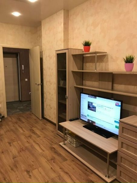 м.Ясенево 900 м <br>Голубинская улица, 25к2 <br>Сдается чистая, светлая и очень уютная однокомнатная квартира. Отличное место расположение. Рядом школа, дет.сад, остановка, магазины. В квартире свежий ремонт. Мебель и техника вся остается как на фото. Все в хорошем состоянии. Есть все необходимое для комфортного проживания. Чистый подъезд, спокойные соседи. Проведен интернет и кабельное. Сдадим чистоплотным и платежеспособным людям на длительный срок. Можно с детьми и с некрупными приученными к лотку либо к улице домашними животными. Квартира соответствует фото. Звоните <br>Цена 29.000т.р <br>Звоните +7 (925) 270-82-24 <br>+7(925)552-51-56 - фото Фото: м.Ясенево 900 м <br>Голубинская улица, 25к2 <br>Сдается чистая, светлая и очень уютная однокомнатная квартира. Отличное место расположение. Рядом школа, дет.сад, остановка, магазины. В квартире свежий ремонт. Мебель и техника вся остается как на фото. Все в хорошем состоянии. Есть все необходимое для комфортного проживания. Чистый подъезд, спокойные соседи. Проведен интернет и кабельное. Сдадим чистоплотным и платежеспособным людям на длительный срок. Можно с детьми и с некрупными приученными к лотку либо к улице домашними животными. Квартира соответствует фото. Звоните <br>Цена 29.000т.р <br>Звоните +7 (925) 270-82-24 <br>+7(925)552-51-56