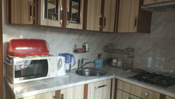 Фото: Здравствуйте. Ищу девушку на подселение в комнату в 2-х комнатной квартире.(без детей! И животных). (Стоимость 10 тыс. + коммуналка)<br>Во второй комнате проживают две девушки. (Много работаем) не конфликтные дружелюбные)) <br>Квартира не (бабушкин вариант) чистая. Необходимая мебель и техника всё есть. Животных нет... <br>Район очень хороший, 7-10мин. (На маршрутке) До метро Домодедовская. 