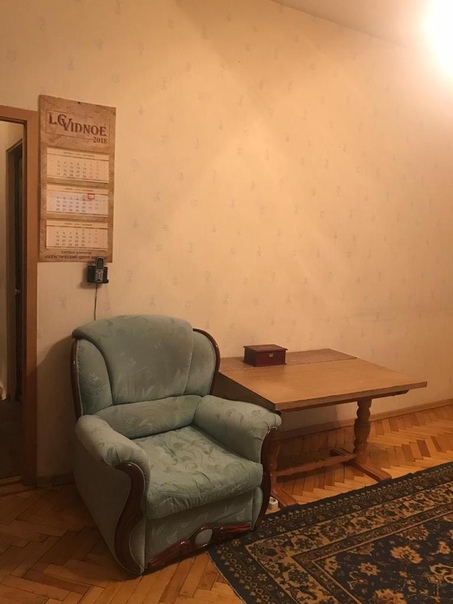 Фото: АЛЕКСАНДР . / ТОРГ . / КОМНАТА 23м2 . / ХОРОШИЙ РЕМОНТ . / ДЕПОЗИТ РАЗБИВАЕМ . / В квартире проживает ОДНА ПРИВЕТЛИВАЯ женщина собственница второй комнаты, 3-я комната не сдается и не будет сдаваться. Адрес: Москва, Нагатинская улица, 19. Дом расположен в середине Нагатинской улицы, на равном удалении около 15 минут пешком от станций метро Нагатинская и Коломенская; перед домом трамвайная остановка, с которой до этих станций метро три остановки (в разные стороны).<br>Магазины: прямо через дорогу Перекресток и ТЦ Конфетти, в трехстах метрах одна Пятёрочка, и еще две в пятистах метрах от дома.<br>Третий этаж сталинского дома: высота потолка три метра, стены толстые кирпичные.<br>Окно комнаты выходит на это солнечную сторону.<br>В комнате большой глубокий стенной шкаф, раскладные кресло и софа. Дополнительно, по договоренности с жильцом может быть куплена кровать, жк телевизор. Звоните уважаемые клиенты и коллеги.<br>