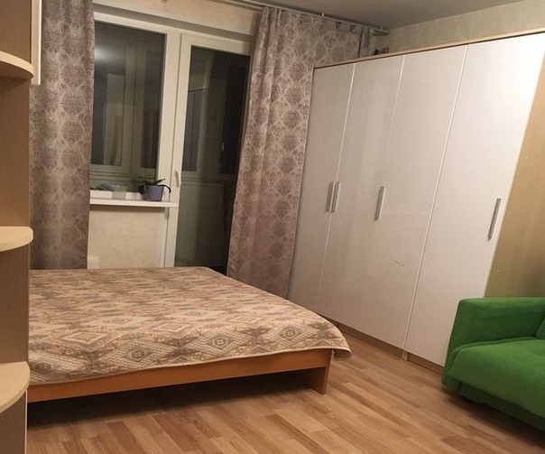 250м от метро Крылатское! Стоимость 26 000р <br>Звоните 8-985-438-58-95 Григорий <br>Срочно сдаю на длительный срок светлую однокомнатную квартиру с хорошим ремонтом и прекрасным видом из окна в районе Крылатское! (до центра 25минут, в районе вся необходимая инфраструктура, великолепный парк в шаговой доступности) В квартире имеются все удобства- кровать с ортопедическим матрассом, диван, шкафы, стиральная машина, холодильник, телевизор, интернет. Новые окна, не дует, балкон застеклен. Соседи интеллигентные люди, подьезд чистый. Просьба агентов не беспокоить. Сумма аренды плюс оплата по счетчикам вода-электричество, интернет., Москва, ЗАО, р-н Крылатское, Осенний бульвар, 10К2 - фото Фото: 250м от метро Крылатское! Стоимость 26 000р <br>Звоните 8-985-438-58-95 Григорий <br>Срочно сдаю на длительный срок светлую однокомнатную квартиру с хорошим ремонтом и прекрасным видом из окна в районе Крылатское! (до центра 25минут, в районе вся необходимая инфраструктура, великолепный парк в шаговой доступности) В квартире имеются все удобства- кровать с ортопедическим матрассом, диван, шкафы, стиральная машина, холодильник, телевизор, интернет. Новые окна, не дует, балкон застеклен. Соседи интеллигентные люди, подьезд чистый. Просьба агентов не беспокоить. Сумма аренды плюс оплата по счетчикам вода-электричество, интернет., Москва, ЗАО, р-н Крылатское, Осенний бульвар, 10К2