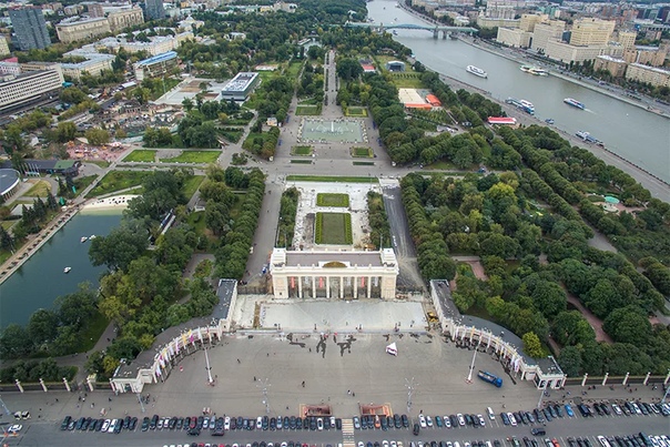 Разница между парком и сквером Парки, скверы, аллеи, бульвары все они являются излюбленными местами отдыха горожан, уставших от бесконечных потоков машин, уличного шума и суеты. Однако не каждый