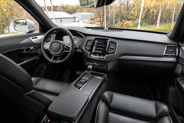 Новый «Туарег» против Volvo XC90: кто круче Volkswagen и Volvo толкуют литеру R одинаково, обозначая ей задекорированные «под спорт» крутые версии больших кроссоверов. Вот только формат и