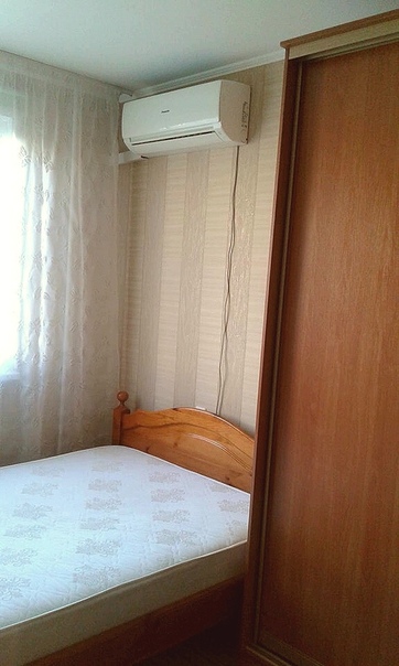 Фото: Сдам изолированную комнату 15 кв.м. в 2-комнатной квартире (52 кв.м.). <br>Очень хороший, чистый, безопасный район! Улица Ангарская, 5 минут на автобусе до м.Ховрино (остановка рядом), 15 мин до м.Речной вокзал, 10 мин. до м.Селигерская. Прямые автобусы до Алтуфьево, Отрадного, Петровско-Разумовской, Менделеевской, Охотного ряда, Китай-города и др. Также 2 мин до станции электрички 