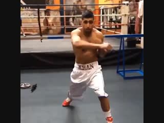 🎬 Амир Хан готовится к своему возвращению на ринг против Теренса Кроуфорда 🥊