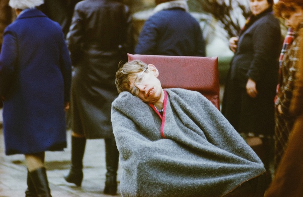 Стивен Хокинг в Сергиевом Посаде Фото Андрея Зельникова, 1981#снимки_из_прошлогоХокинг несколько раз посещал СССР в 70-е и 80-е. В 1987 году на семинаре по квантовой гравитации он познакомился с