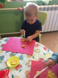 Пластилиновая ворона: лепим блинчики 🥞 для куколок 👧   Продолжаем знакомство детей с массой для леп…