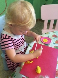 Пластилиновая ворона: лепим блинчики 🥞 для куколок 👧   Продолжаем знакомство детей с массой для леп…