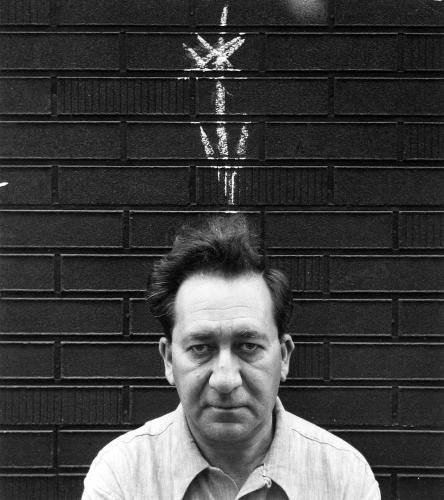 В 1929 году в жизни школьного учителя Аарона Сискинда (Aaron Siskind) произошли важные события: он женился и получил в качестве свадебного подарка фотоаппарат. «Мои первые снимки были сделаны во