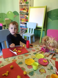  Ладушки, ладушки! Пекла бабуля оладушки, Маслом поливала, Детушкам давала. Даше - два, Паше - два, … 