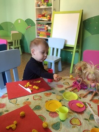  Ладушки, ладушки! Пекла бабуля оладушки, Маслом поливала, Детушкам давала. Даше - два, Паше - два, … 