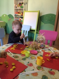  Ладушки, ладушки! Пекла бабуля оладушки, Маслом поливала, Детушкам давала. Даше - два, Паше - два, … 