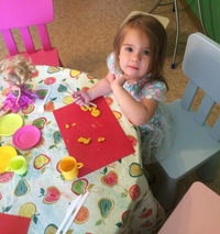  Ладушки, ладушки! Пекла бабуля оладушки, Маслом поливала, Детушкам давала. Даше - два, Паше - два, … 