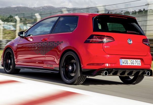 Volswagen Golf GTI TCR (Typ 5G) Двигатель: 2.0 R4 Turbo Мощность: 290 л.с. при 5400-6400 об/мин Крутящий момент: 380 Нм при 1950-5300 об/мин Трансмиссия: Робот 7 ступ. Макс. скорость: 250 км/ч