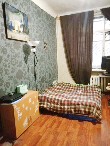 Фото: От собственника, агентам не беспокоить! В центре Петербурга на длительный срок сдам 1 ком. квартиру в старом фонде. метро Василеостровская и Спортивная 2 по 7 минут пешком. Отдельный вход, 1 этаж творческая нестандартная атмосфера, кухня 8 м, комната 20 м, потолок 3 метра, вся необходимая мебель, санузел раздельный, стиральная машина, холодильник, микроволновка, печка, тихий двор, рядом есть всё - аптеки, магазины, поликлиники... Молодой паре без детей и животных.<br>22000 р/мес, КУ включены, +залог за последний месяц