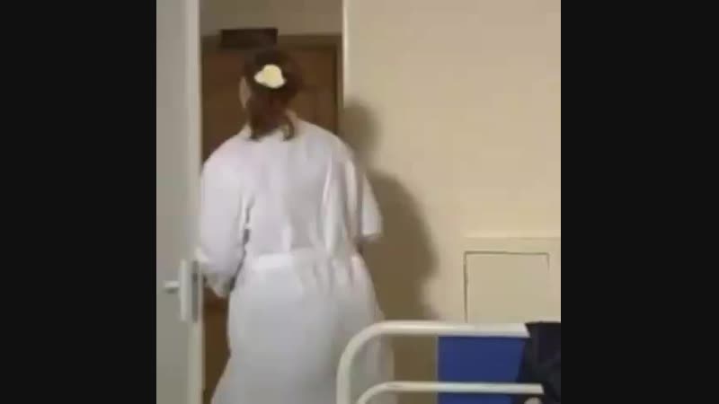 мужик лечится от похмелья