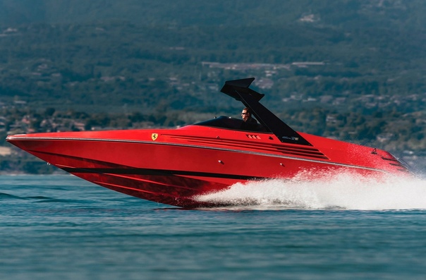 Скоростной катер Riva Ferrari 32 (1989г.) Катер оснастили двумя 8-литровыми моторами BPM Vulcano 400 V8 мощностью 390 л.с. каждый. Максимальная скорость составляла 54 узла, примерно 100