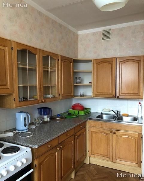 Фото: Сдается полностью меблированная трехкомнатная квартира за 65 000. Кухонный гарнитур, стиральная машина, холодильник, микроволновая печь. Есть 2 большие лоджии по 6 метров (холодные), мусоропровод в доме. В квартире никогда не курили, с животными не проживали. Хорошая инфраструктура, рядом школа, детский сад, магазины, метро 