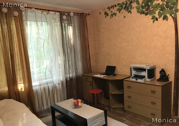 Фото: Сдается однокомнатная квартира в тихом, зеленом месте за 42 000. Квартира оснащена всем необходимым для длительного комфортного проживания: стиральная машина на 4кг., вместительный холодильник, газовая плита с духовкой, электрический чайник, все необходимые столовые приборы и посуда, постельные принадлежности - подушки, одеяла, покрывало, постельное белье. В комнате есть шкаф для одежды, 2 комода, рабочий стол, просторная двуспальная кровать с хорошим матрасом. Комната большая, светлая и тёплая, разделена на несколько зон, есть два больших окна (поставлены двухкамерные стеклопакеты), на полу качественный линолеум. Квартира расположена в 10 минутах от метро, тихий, зеленый двор, рядом детская и спортивная площадки. Окна выходят во двор. Хорошие соседи. Дом расположен между двумя супермаркетами 