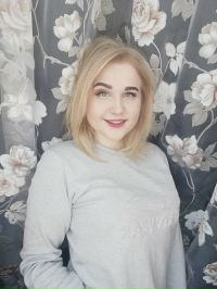 ЕЛИЗАВЕТА ПОПОВА:  - Я разносторонний человек. Увлекалась вокалом и танцами, с удовольствием играю в волейбол, участвую во многих школьных мероприятиях. Сейчас оканчиваю 11-й класс, и свободного времени остается все меньше. Свою дальнейшую деятельность я планирую связать с воспитанием и обучением детей.  У меня много племянников и так получилось, что я часто помогала с ними водиться. Дети открытые и искренние, они  более свободны в выражении своих мыслей и чувств, чем взрослые. И, общаясь с ними, как будто сама возвращаешься в детство. Получив образование, мне хотелось бы остаться в Великом Устюге. Я не считаю себя человеком мегаполиса. Мне хорошо и уютно в родном городе. Я целеустремленный, веселый и оптимистичный человек. В свободное время люблю кататься на роликах или велосипеде, а иногда отправляюсь в поход или на рыбалку. Конкурс «Мисс Великий Устюг» даст мне определенный опыт, который в дальнейшем будет мне полезен. Как и в конкурсе, так и в жизни девиз у меня такой: «Нет ничего невозможного!».