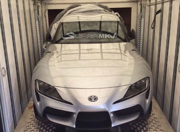 Опубликована фотография серийной Toyota Supra нового поколения. В распоряжении сайта SupraMKV оказался снимок серийной Toyota Supra, на котором спорткар запечатлен без камуфляжа во время