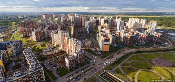 С 29 июня вступил в силу закон Ленинградской области, который присвоил городской статус деревне Кудрово. Это поможет решить проблемы с обеспеченностью территории социальными объектами. <br> Решение об изменении статуса было принято областным парламентом сразу в трех чтениях в конце мая и сегодня официально вступило в силу. По данным областных чиновников, сейчас в Кудрово зарегистрировано около 20 тысяч жителей. Оценки реального числа граждан, проживающих в этом петербургском предместье, разнятся в пределах 50-70 тыс. человек. На сегодня в Кудрово сдано свыше 2 млн квадратных метров жилья, и активная застройка продолжается. <br> Новый статус теоретически должен помочь Кудрово решить часть проблем, связанных с социальной инфраструктурой. Согласно областным нормам градостроительного проектирования на город положено значительно большее число детсадов, школ и поликлиник, чем на поселок или деревню. - фото Фото: С 29 июня вступил в силу закон Ленинградской области, который присвоил городской статус деревне Кудрово. Это поможет решить проблемы с обеспеченностью территории социальными объектами. <br> Решение об изменении статуса было принято областным парламентом сразу в трех чтениях в конце мая и сегодня официально вступило в силу. По данным областных чиновников, сейчас в Кудрово зарегистрировано около 20 тысяч жителей. Оценки реального числа граждан, проживающих в этом петербургском предместье, разнятся в пределах 50-70 тыс. человек. На сегодня в Кудрово сдано свыше 2 млн квадратных метров жилья, и активная застройка продолжается. <br> Новый статус теоретически должен помочь Кудрово решить часть проблем, связанных с социальной инфраструктурой. Согласно областным нормам градостроительного проектирования на город положено значительно большее число детсадов, школ и поликлиник, чем на поселок или деревню.