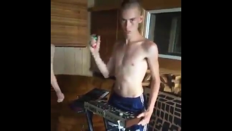Диджей блядь хуев😂
