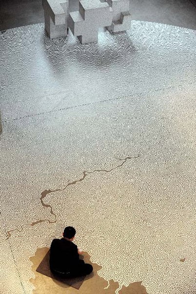 Motoi Yamamoto Японский художник Motoi Yamamoto делает очень запутанные и трудоемкие инсталляции-лабиринты из соли. Использование соли не случайно. Во многих странах и особенно в Японии соль