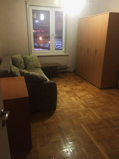 Фото: Всем привет! Сдам изолированную комнату (14кв/м) в трехкомнатной квартире. От метро Пражская 12 минут пешком, на транспорте 5 мин. Ищу только ОДНУ девушку, до 30 лет,некурящую!!! В квартире проживают только девушки. <br>Стоимость 16000+к/у(500-600 руб/мес). Без депозита!!! Без комиссии!!! Заключаю офиц договор!!! Просьба агентов, посредников, и мужчин не беспокоить! <br>p.s. За доп информацией пишите в личку. Заселение возможно в ближайшее время.<br><br> Serenkova