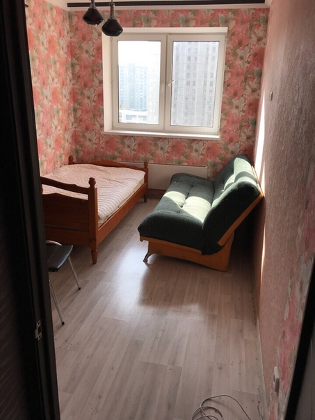 Фото: Сдаётся 1 изолированная комната в 3х комнатной квартире на длительный срок. В комнате удобная кровать и огромный шкаф! Охраняемая территория, консьерж в подъезде!<br>м. Лермонтовский проспект, адрес Октябрьский проспект 1к1, новостройка - 3 минуты до метро! <br>Аренда 18000 руб/мес., без посредников!<br> Селезенева