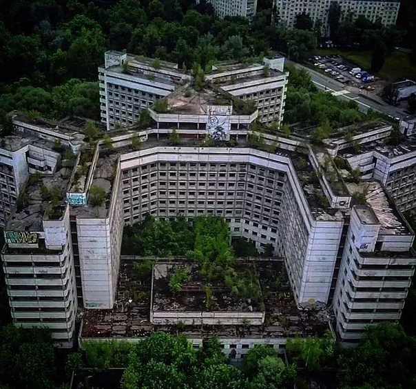 В начале 1980-х годов в Москве в районе Ховрино начали возводить больницу на 1300 коек, которая должна была стать самой большой в стране. Но в 1985 году строительство заморозили - то ли из-за