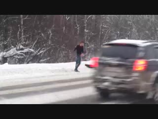 Неадекват устроил танцы на дороге