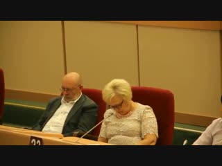 Почему слуги народные спят сидя? Почему, я вас спрашиваю, у них не раскладываются кресла?