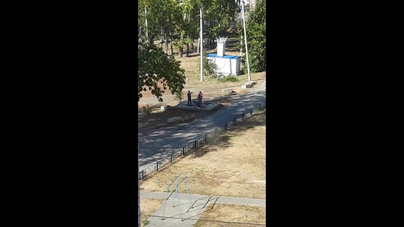 Саранск. Дети прыгают на люках.